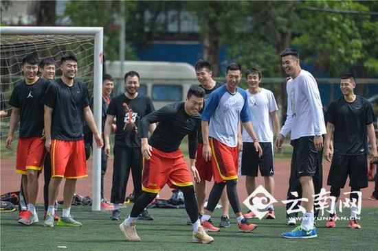 儿童如何在游戏中学习篮球技术_0